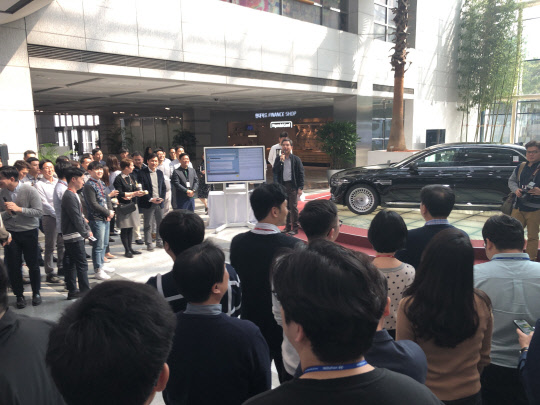 현대자동차그룹이 딱딱한 조직문화를 바꾸기 위해 여러 충격요법과 '깜짝' 이벤트를 진행하고 있다. 사진은 4일 현대자동차 서울 양재 사옥에서 열린 '타운홀 미팅'에 참가한 직원들의 모습. <김양혁 기자>